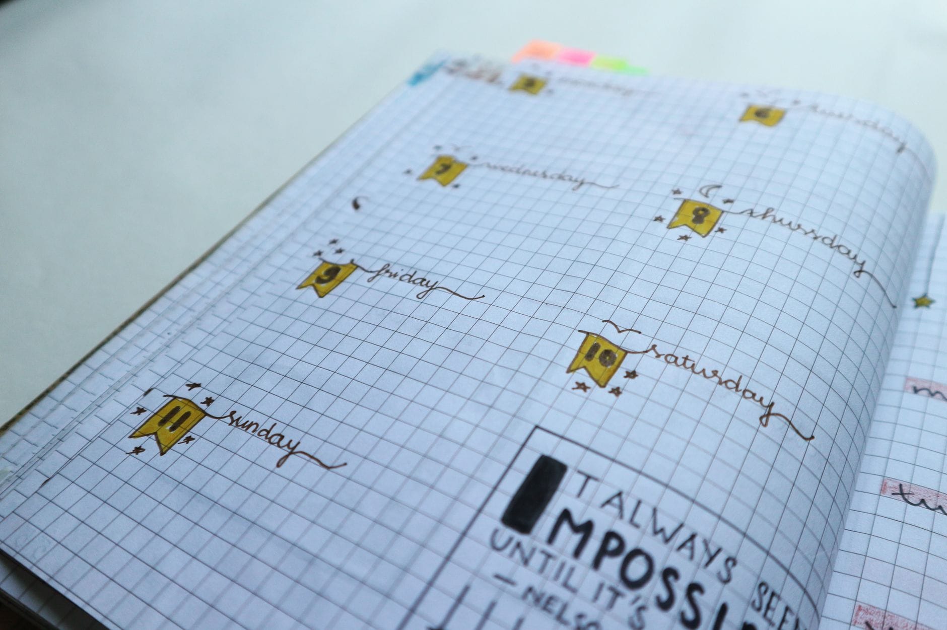 Kolorowy bullet journal z tygodniowym planerem i motywującym cytatem